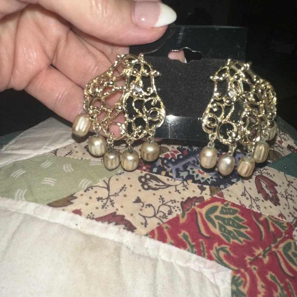 Vintage Sarah Coventry Venetian Lace Gold Tone Clip Earrings With Faux Pearls